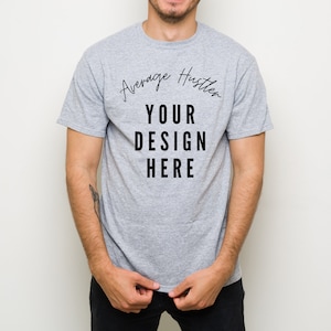 heren verguld grijs T-shirt mock-up mannelijk model verguld grijs shirt mock-up trendy grijs mock-up shirt