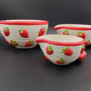 STRAWBERRY MIXING BOWLS Set of 3 Vintage Ceramic Nesting Bowls w/ Pouring Spout Cottagecore Kitchen