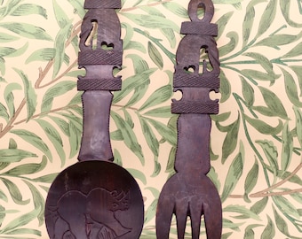 Ensemble vintage de cuillères et fourchettes en bois représentant un éléphant sculpté à la main en Afrique