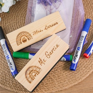 Conjunto de presente de borracha de quadro branco personalizado, borracha de madeira personalizada, marcadores e cartão de flor seca, presente de agradecimento perfeito para o professor de volta às aulas