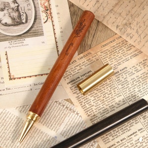 Gepersonaliseerde maandbloempen, aangepaste naampen Houten pen met delicate gravures en geschenkdoos, Valentijnsdagcadeau voor hem