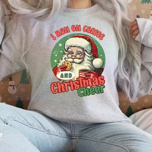 Ich laufe auf Kaffee und Weihnachtsstimmung PNG Santa Weihnachten Sublimation Design Urlaub Tasse & Shirt Grafik Sofort Download. Kaffeeliebhaber Weihnachtsmann
