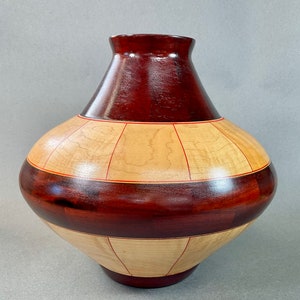 Exquisite gedrechselte Vase/Urne - Ahorn und Padauk Holz mit rotem Furnier - Segmentiertes Handwerksdekor - Vielseitiges Erinnerungsgefäß