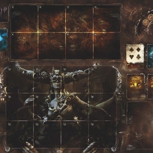 Puede incluir: Un juego de mesa de fantasía oscura con un tablero de juego grande y detallado que presenta una figura femenina con cuernos y una corona. El tablero está dividido en cuadrados e incluye varios símbolos e iconos. El tablero de juego está rodeado de cartas y fichas.
