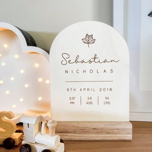 Arco de detalles de nacimiento personalizado