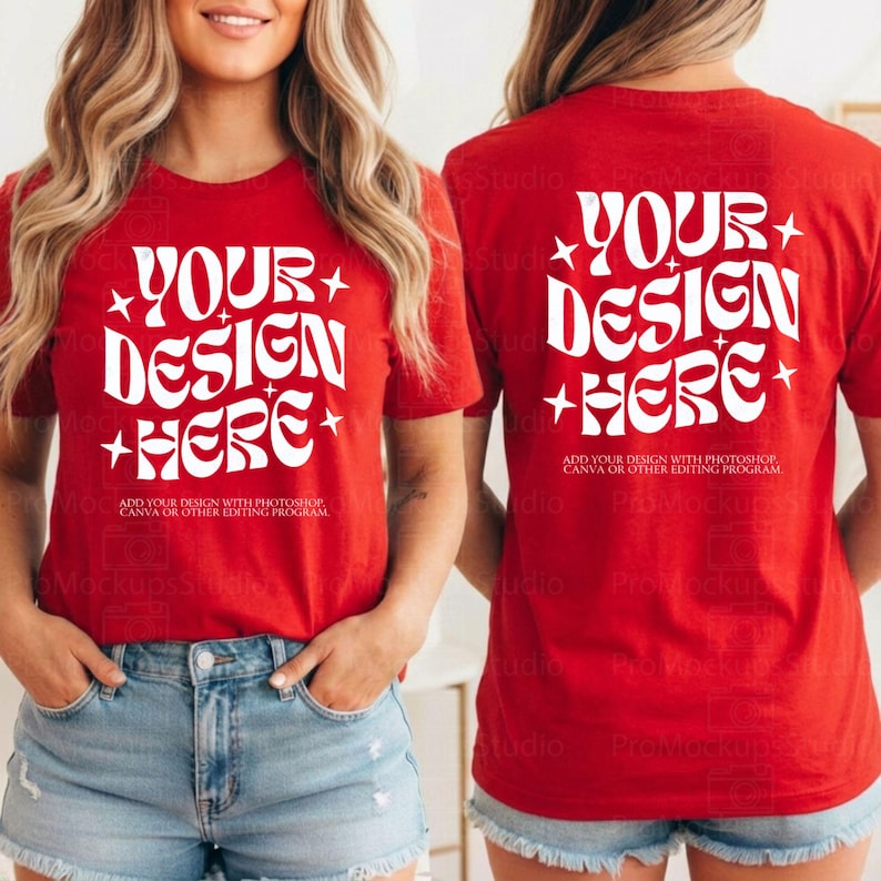Może przedstawiać: Czerwone koszulki z białym napisem "YOUR DESIGN HERE" z gwiazdkami. Widoczne są prz&oacute;d i tył koszulek. Widoczny jest r&oacute;wnież tekst "ADD YOUR DESIGN WITH PHOTOSHOP, CANVA OR OTHER EDITING PROGRAM".