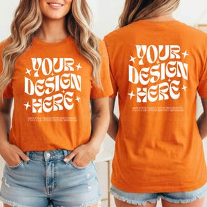 Może przedstawiać: Pomarańczowa koszulka z białym napisem "YOUR DESIGN HERE", z gwiazdkami i napisem "ADD YOUR DESIGN WITH PHOTOSHOP CANVA OR OTHER EDITING PROGRAM". Koszulka jest noszona z dżinsowymi szortami.