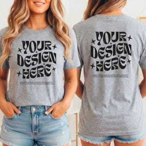 Może przedstawiać: Szara koszulka z czarnym napisem "YOUR DESIGN HERE" i gwiazdkami. Poniżej tekst "ADD YOUR DESIGN WITH PHOTOSHOP, CANVA OR OTHER EDITING PROGRAM". Tył koszulki ma ten sam wz&oacute;r.