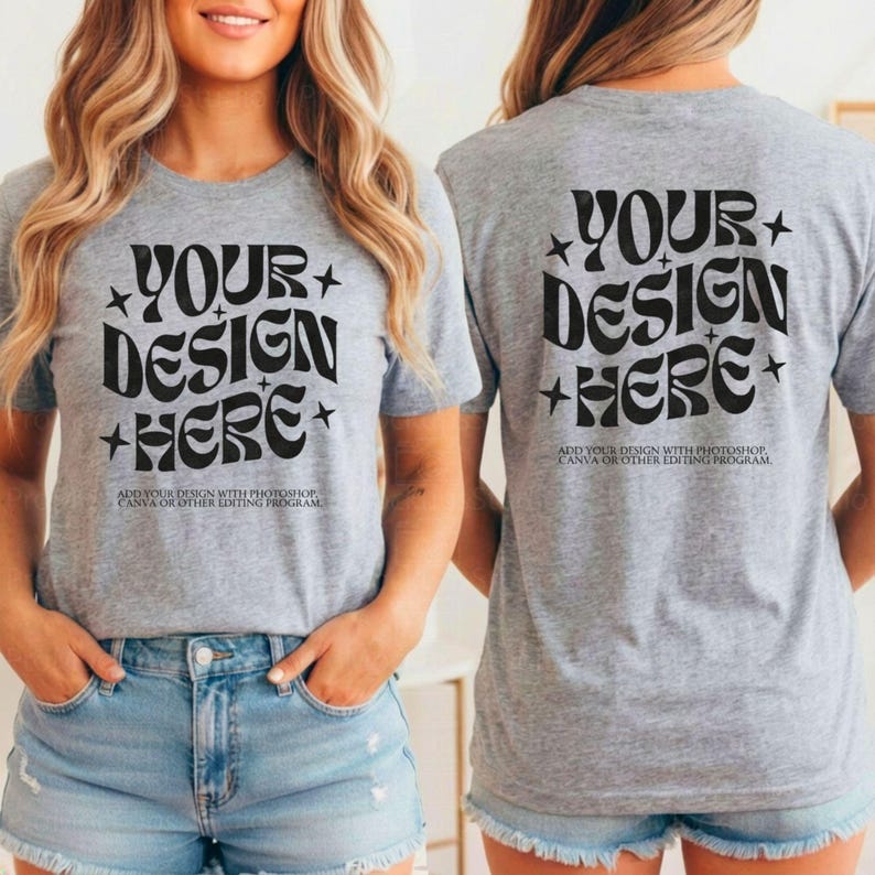 Może przedstawiać: Szara koszulka z czarnym napisem "YOUR DESIGN HERE" i gwiazdkami. Poniżej tekst "ADD YOUR DESIGN WITH PHOTOSHOP, CANVA OR OTHER EDITING PROGRAM". Tył koszulki ma ten sam wz&oacute;r.