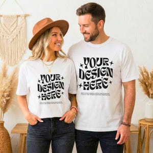 Makieta białej koszulki dla pary | Bella Canvas 3001 | Makieta dopasowanego duetu ślubnego | Jasne zdjęcie lifestylowe | Pusty makiet unisex