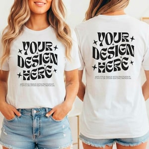 Może przedstawiać: Białe koszulki z napisem "YOUR DESIGN HERE" pogrubioną czcionką w stylu retro. Tekst znajduje się z przodu i z tyłu koszulek. Koszulki mają r&oacute;wnież napis "ADD YOUR DESIGN WITH PHOTOSHOP, CANVA OR OTHER EDITING PROGRAM."