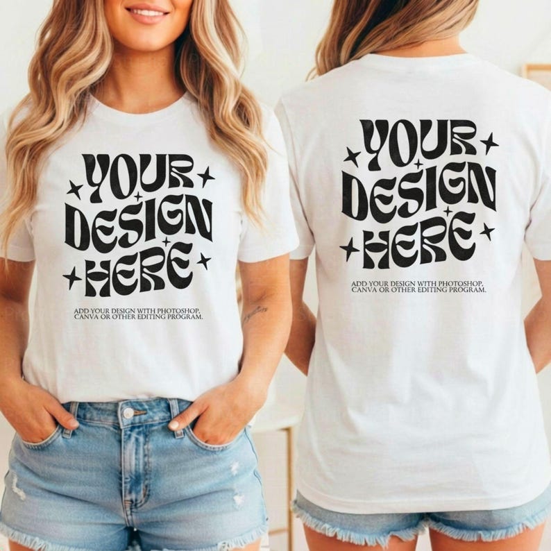 Może przedstawiać: Białe koszulki z napisem "YOUR DESIGN HERE" pogrubioną czcionką w stylu retro. Tekst znajduje się z przodu i z tyłu koszulek. Koszulki mają r&oacute;wnież napis "ADD YOUR DESIGN WITH PHOTOSHOP, CANVA OR OTHER EDITING PROGRAM."