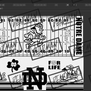 Puede incluir: Dise&ntilde;o gr&aacute;fico en blanco y negro que presenta un dise&ntilde;o de campo de f&uacute;tbol con las palabras "Notre Dame" y una ilustraci&oacute;n de duende. Incluye el texto "For Life" y varios logotipos de Notre Dame.
