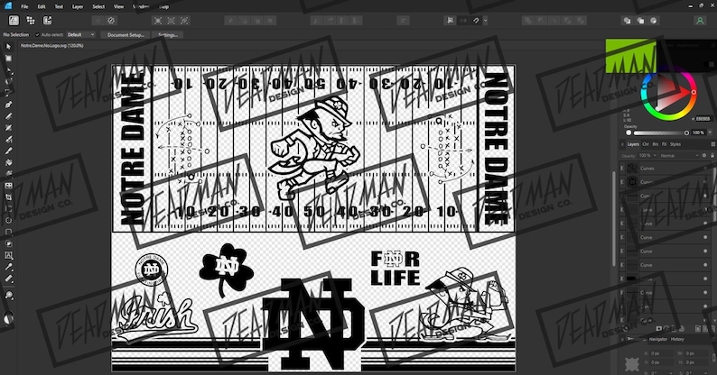 Puede incluir: Dise&ntilde;o gr&aacute;fico en blanco y negro que presenta un dise&ntilde;o de campo de f&uacute;tbol con las palabras "Notre Dame" y una ilustraci&oacute;n de duende. Incluye el texto "For Life" y varios logotipos de Notre Dame.