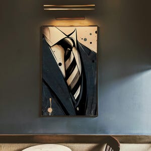 Puede incluir: Obra de arte enmarcada que representa una chaqueta de traje, camisa blanca y corbata a rayas. La imagen está montada en una pared gris oscuro. La combinación de colores incluye azules, negros, blancos y beige.