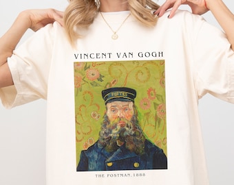 Może przedstawiać: Biały T-shirt z nadrukiem obrazu Vincenta van Gogha "Listonosz" z 1888 roku. Obraz przedstawia mężczyznę z brodą w niebieskim mundurze i czapce z napisem "Poste" w żółtych literach.