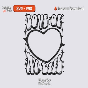 Puede incluir: Un diseño gráfico en blanco y negro con las palabras "LOVE OF MY LIFE" que rodean una forma de corazón. El diseño incluye acentos de estrellas y el texto "SVG - PNG" y "Instant Download".