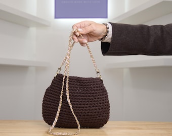 Handgemaakte gehaakte bruine schoudertas (met goudkleurige en kunstleren ketting)