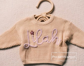 Pull bébé sur mesure : nom et monogramme brodés à la main - Un cadeau précieux de tante à votre petit