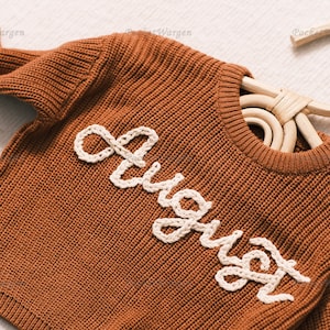 Pull bébé sur mesure : nom et monogramme brodés à la main Un cadeau précieux de tante à votre petit image 5