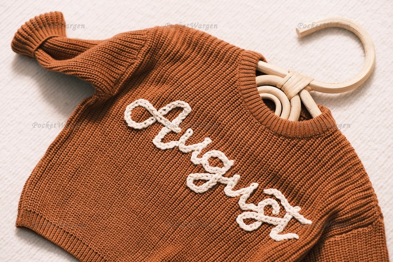 Maglione per bebè su misura: nome e monogramma ricamati a mano Un regalo prezioso dalla zia al tuo piccolo immagine 5