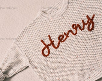 Massgeschneiderter Baby Pulli: Handgestickter Name & Monogramm - Ein wertvolles Geschenk von Tante an Ihren Kleinen