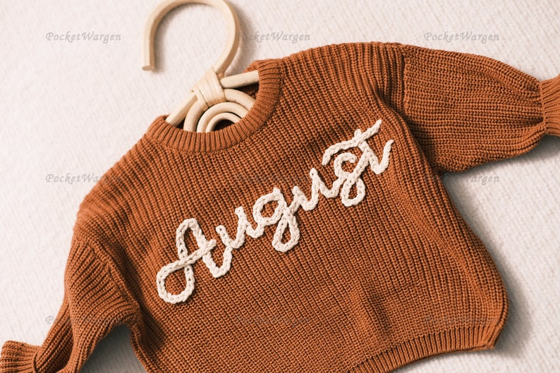 Pull bébé sur mesure : nom et monogramme brodés à la main Un cadeau précieux de tante à votre petit image 3
