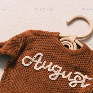 Pull bébé sur mesure : nom et monogramme brodés à la main Un cadeau précieux de tante à votre petit image 2