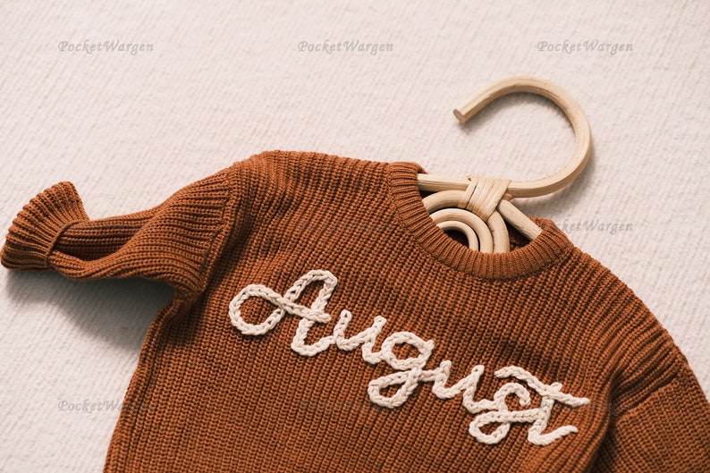 Pull bébé sur mesure : nom et monogramme brodés à la main Un cadeau précieux de tante à votre petit image 2