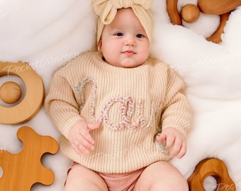 Massgeschneiderter Baby Pulli: Handgestickter Name & Monogramm - Ein wertvolles Geschenk von Tante an Ihren Kleinen