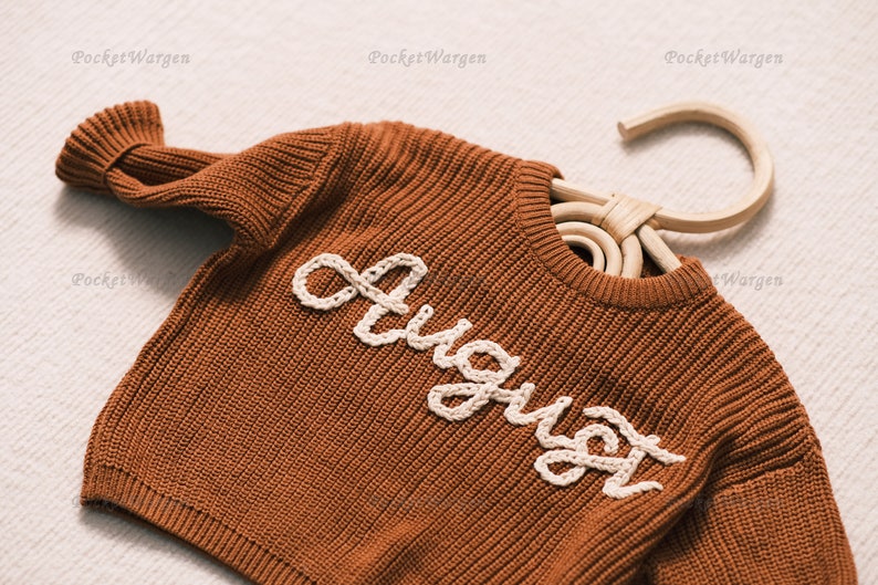 Pull bébé sur mesure : nom et monogramme brodés à la main Un cadeau précieux de tante à votre petit image 4