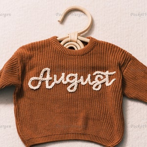 Massgeschneiderter Baby Pulli: Handgestickter Name & Monogramm Ein wertvolles Geschenk von Tante an Ihren Kleinen Bild 1