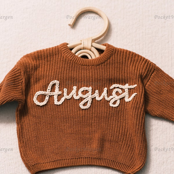 Massgeschneiderter Baby Pulli: Handgestickter Name & Monogramm - Ein wertvolles Geschenk von Tante an Ihren Kleinen