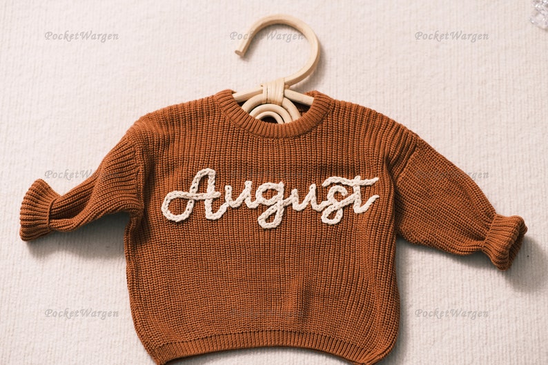 Maglione per bebè su misura: nome e monogramma ricamati a mano Un regalo prezioso dalla zia al tuo piccolo immagine 1