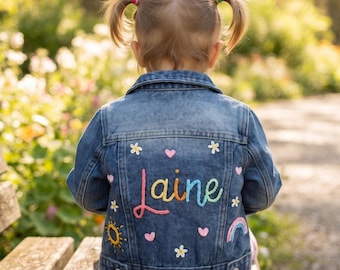 Jaqueta jeans infantil personalizada com nome bordado, ideal para presente de aniversário.