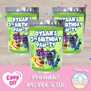 Puede incluir: Bolsas de regalo imprimibles con un fondo verde y un dibujo animado de un perro y un gato. Las bolsas están etiquetadas con "Dylan's 3rd Birthday Paw-ty".