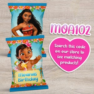 Puede incluir: Dos bolsas de patatas fritas azules y blancas con un tema de Moana. La bolsa superior presenta a Moana con cabello casta&ntilde;o y un top rojo. La bolsa inferior presenta a la beb&eacute; Moana con cabello casta&ntilde;o y una concha amarilla. Ambas bolsas tienen un dise&ntilde;o floral tropical y el texto "Moana's Birthday".