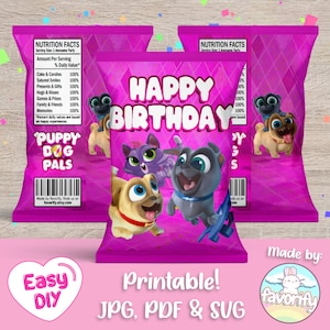 Puede incluir: Diseño de bolsa de regalo de fiesta imprimible con los personajes de la serie animada "Puppy Dog Pals". La bolsa es rosa con un patrón de diamantes y dice "Feliz cumpleaños" en letras blancas. Los personajes son un pug marrón, un pug gris y un gato morado. La bolsa también incluye una etiqueta de información nutricional con una lista humorística de "experiencias felices".