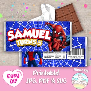 Puede incluir: Envoltorio de barra de chocolate imprimible con temática de Spiderman con el texto "Samuel Turns 5" en letras rojas y amarillas sobre un fondo azul con un diseño de telaraña. El envoltorio presenta una imagen de dibujos animados de Spiderman.