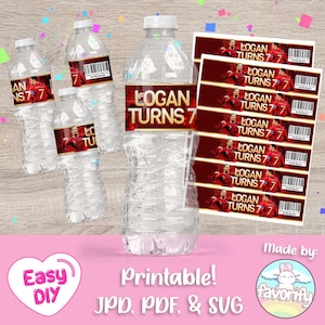 Op de afbeelding: Printbare waterfleslabels met een voetballer en de tekst "Logan Turns 7". De labels zijn rood, goud en wit met een barcode onderaan.