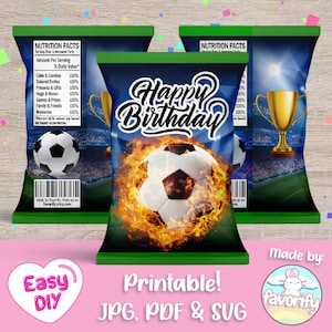 Op de afbeelding: Printbaar chipzak-wrapper-ontwerp met voetbalthema met een groene en blauwe achtergrond. Het ontwerp bevat een voetbal met vlammen, een trofee en de tekst "Happy Birthday".