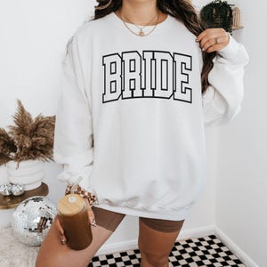 Sweatshirt bruid, verlovingscadeau vrijgezellenfeest, shirt bruid to be, shirt mevrouw bruiloft, groovy vrijgezellenfeest shirt, bruidsshirt cadeau