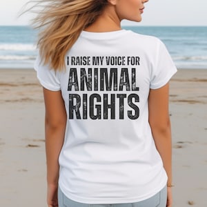 Op de afbeelding: Wit T-shirt met de tekst "I raise my voice for ANIMAL RIGHTS" gedrukt op de achterkant in zwart.