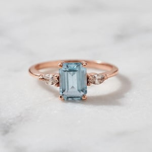 Ring met smaragd geslepen aquamarijn, 14 kt massief gouden maart-geboortesteenring