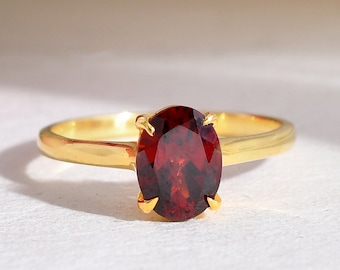 Pierścionek z 14-karatowego złota z granatem w solitaire: minimalistyczna obrączka ślubna