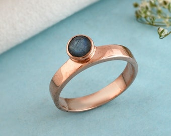 Anillo de labradorita arcoíris: declaración en plata de ley vermeil de oro de 18 quilates