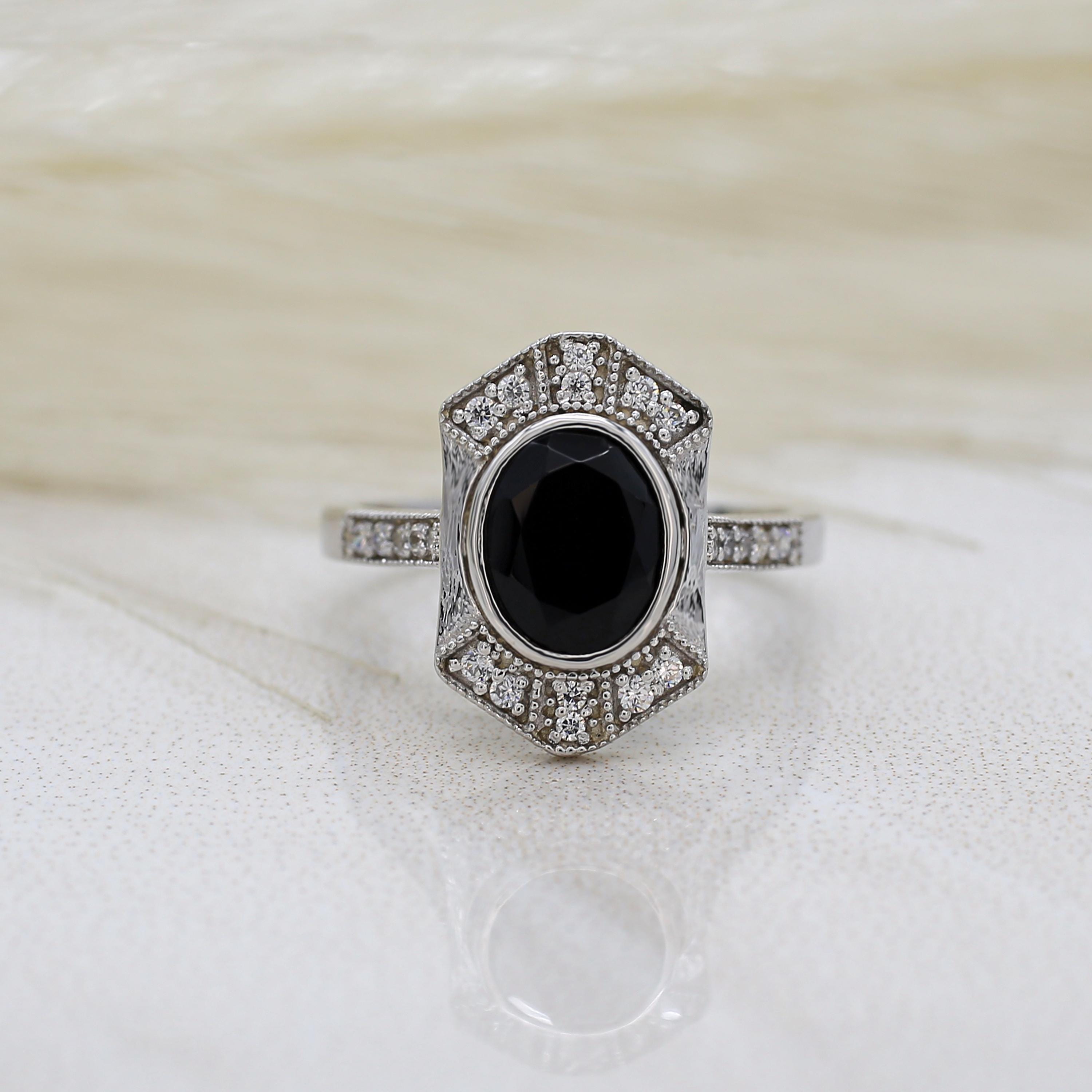 ヴィンテージオーバルブラックオニキスリング：18Kホワイトゴールドの