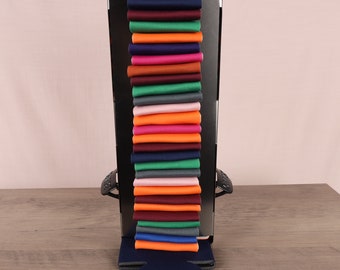 Puede incluir: Un conjunto de 18 enfriadores de latas de neopreno de colores diferentes en un soporte metálico. Los colores incluyen naranja, rojo, rosa, verde, azul y marrón.