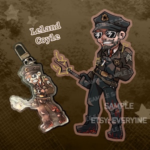 Może przedstawiać: Ilustracja postaci w mundurze policjanta, trzymającej laskę z zakończeniem w kształcie gwiazdy. Postać nosi okulary przeciwsłoneczne i kapelusz. Pokazano również wersję postaci w postaci breloka do kluczy. Tekst na obrazku brzmi "Leland Coyle" i "SAMPLE".