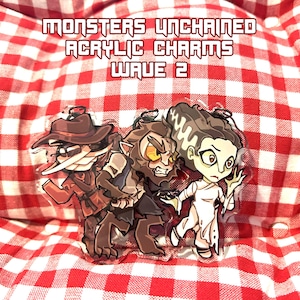 Può includere: Ciondoli in acrilico raffiguranti mostri dei cartoni animati: una mummia, un lupo mannaro e la sposa di Frankenstein. Il testo "MONSTERS UNCHAINED ACRYLIC CHARMS WAVE 2" è visualizzato in rosso e bianco. Lo sfondo è a scacchi rossi e bianchi.